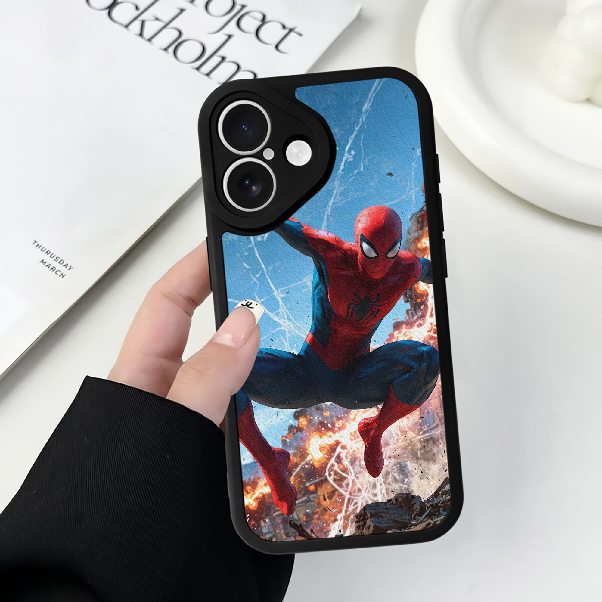 Spider Man スパイダーマン 【iPhone 16シリーズ対応】シリコンスマホケース（レザー調） 材質：シリコン